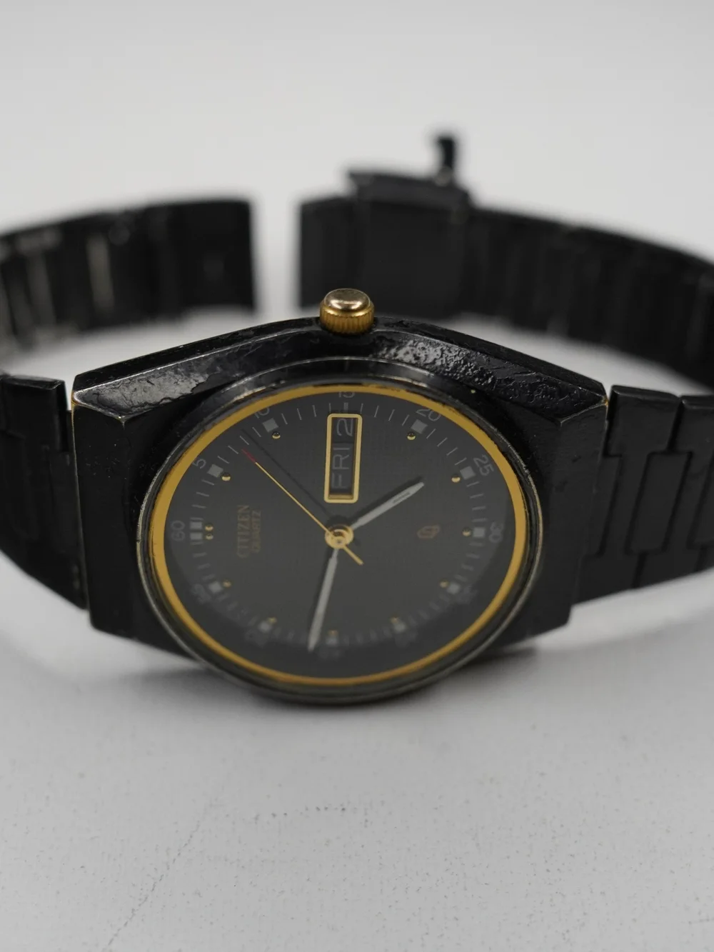 Vintage 1980s Citizen CQ 6101-S05413 Quartz Day-Date Black Gold-Tone Watch